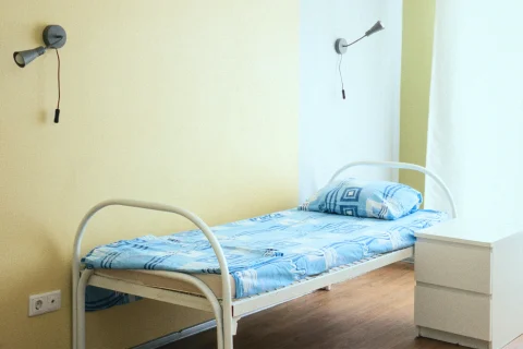 Кровать для пожилого человека в пансионате в Парголово