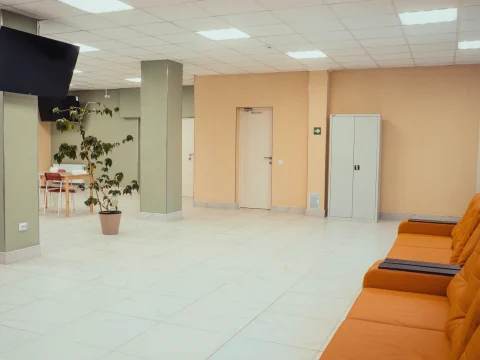 Холл и зона отдыха с телевизором в пансионате для пожилых Вита